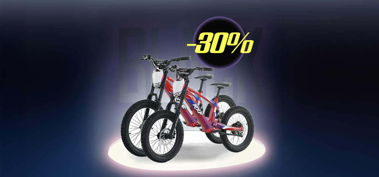 Crossförare sladdar i grusen med en svart enduro cross