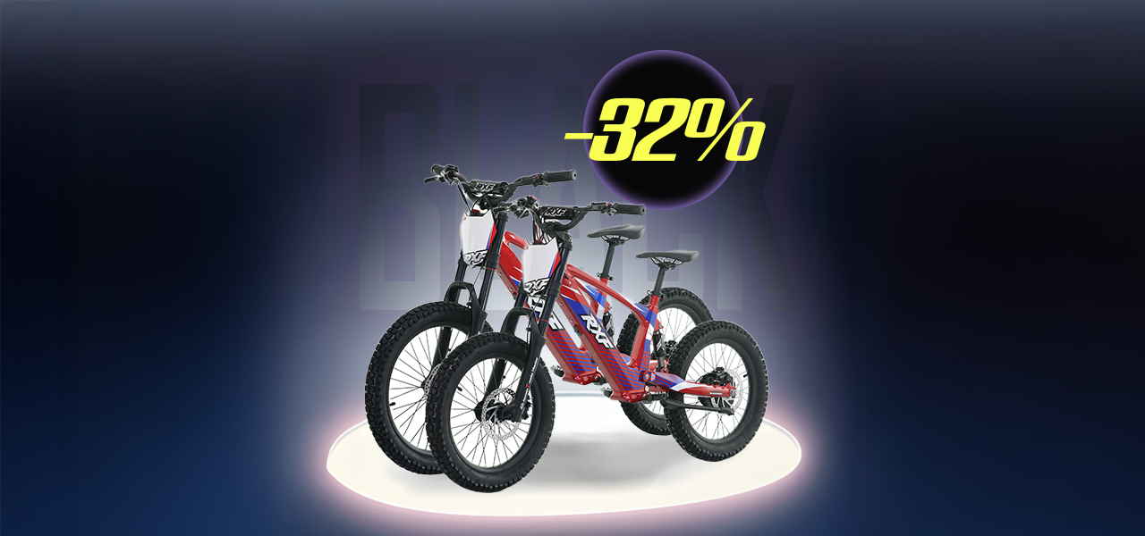 Crossförare sladdar i grusen med en svart enduro cross