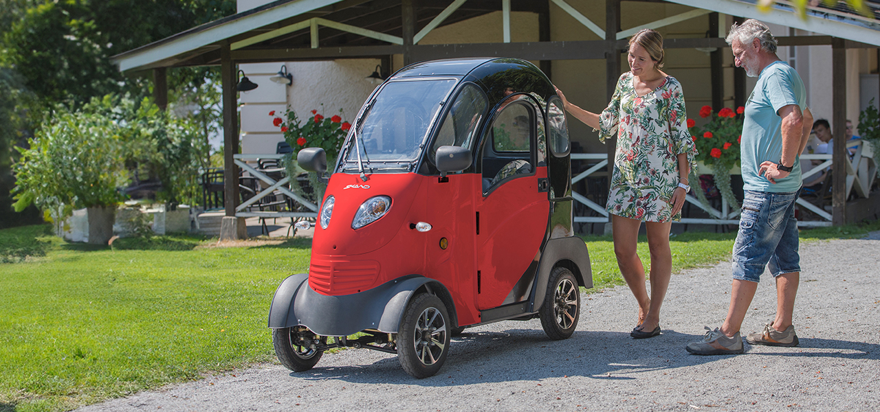 Tv&aring; mopeder p&aring; en strandstig