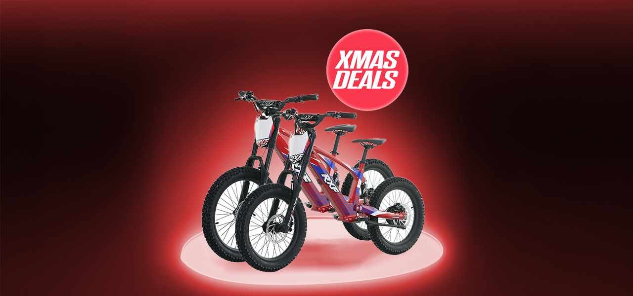 Crossf&ouml;rare sladdar i grusen med en svart enduro cross