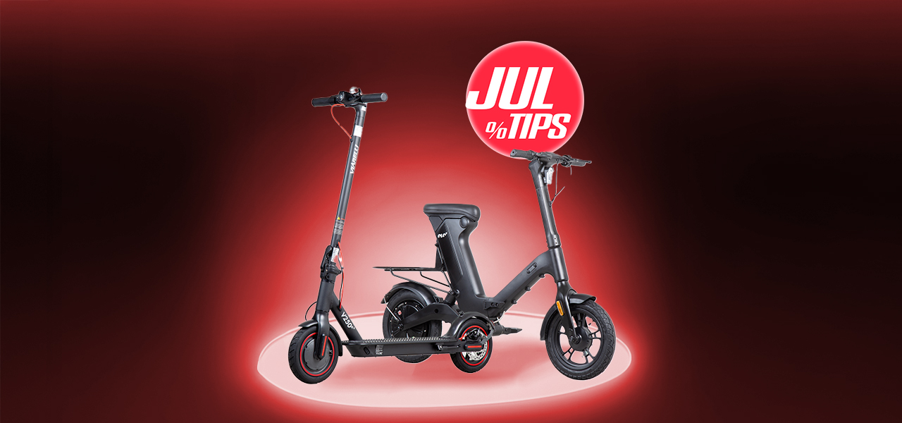 Man står på en elsparkcykel på en stig omringad av natur