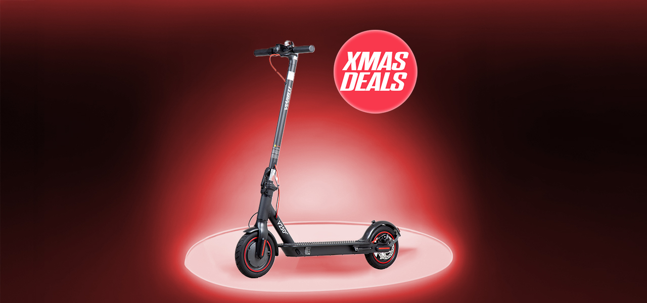 Vit elcykel bland bj&ouml;rkar