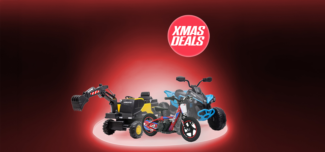 Tv&aring; mopeder p&aring; en strandstig