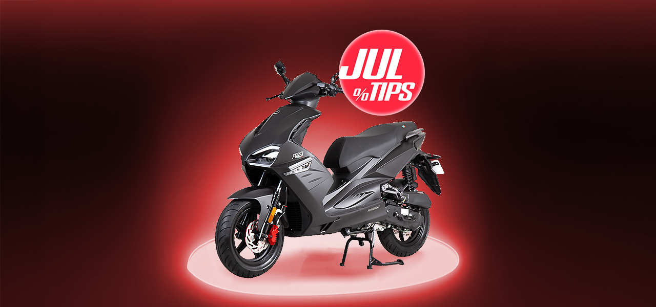 Vit elcykel bland björkar