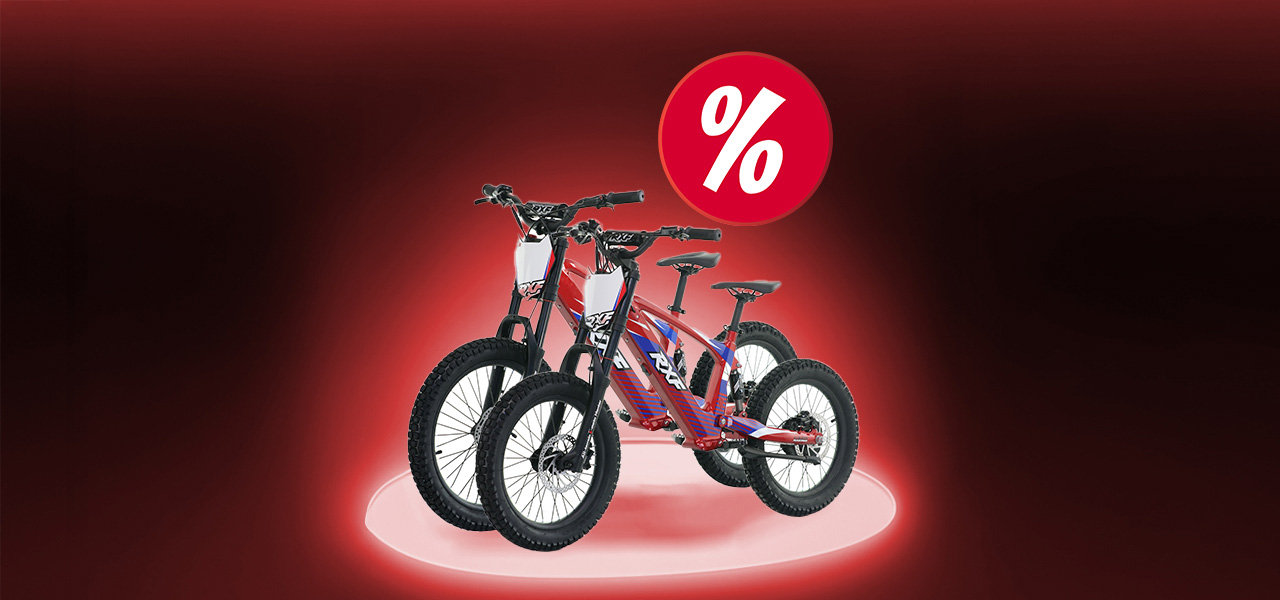 Crossf&ouml;rare sladdar i grusen med en svart enduro cross