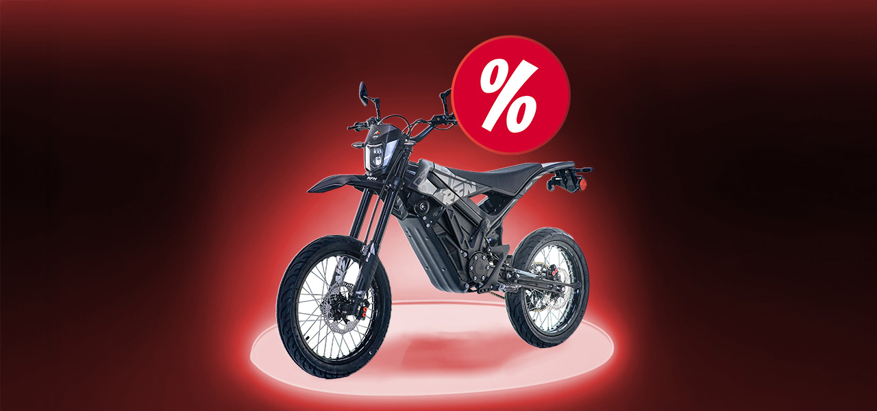 Crossf&ouml;rare sladdar i grusen med en svart enduro cross