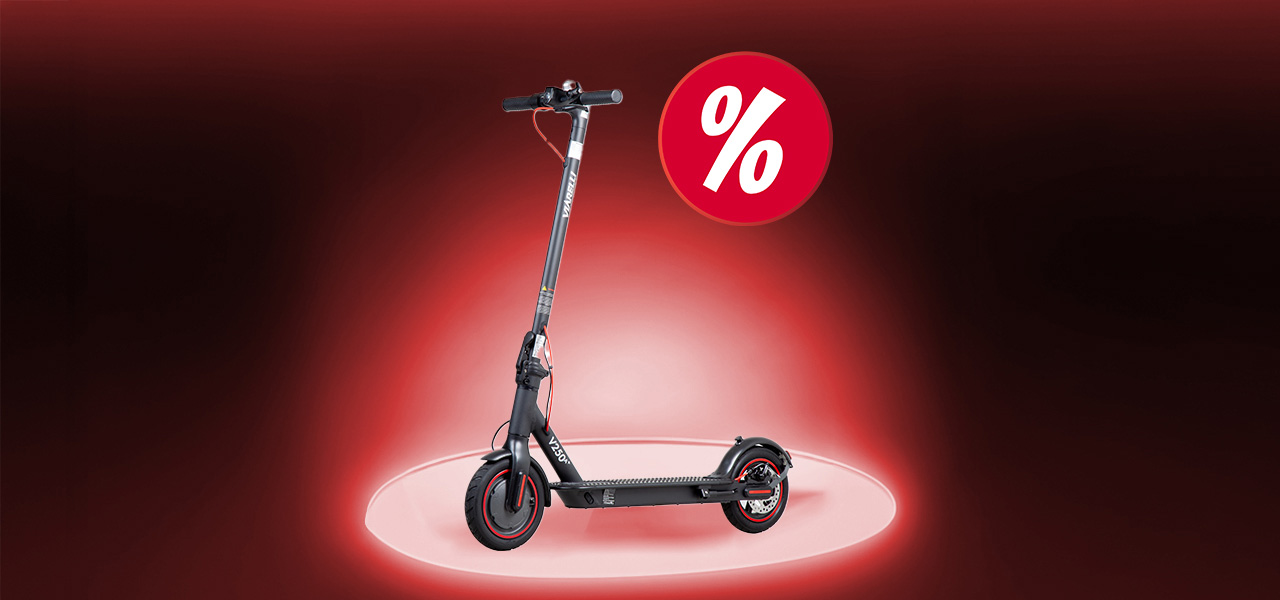 Vit elcykel bland bj&ouml;rkar