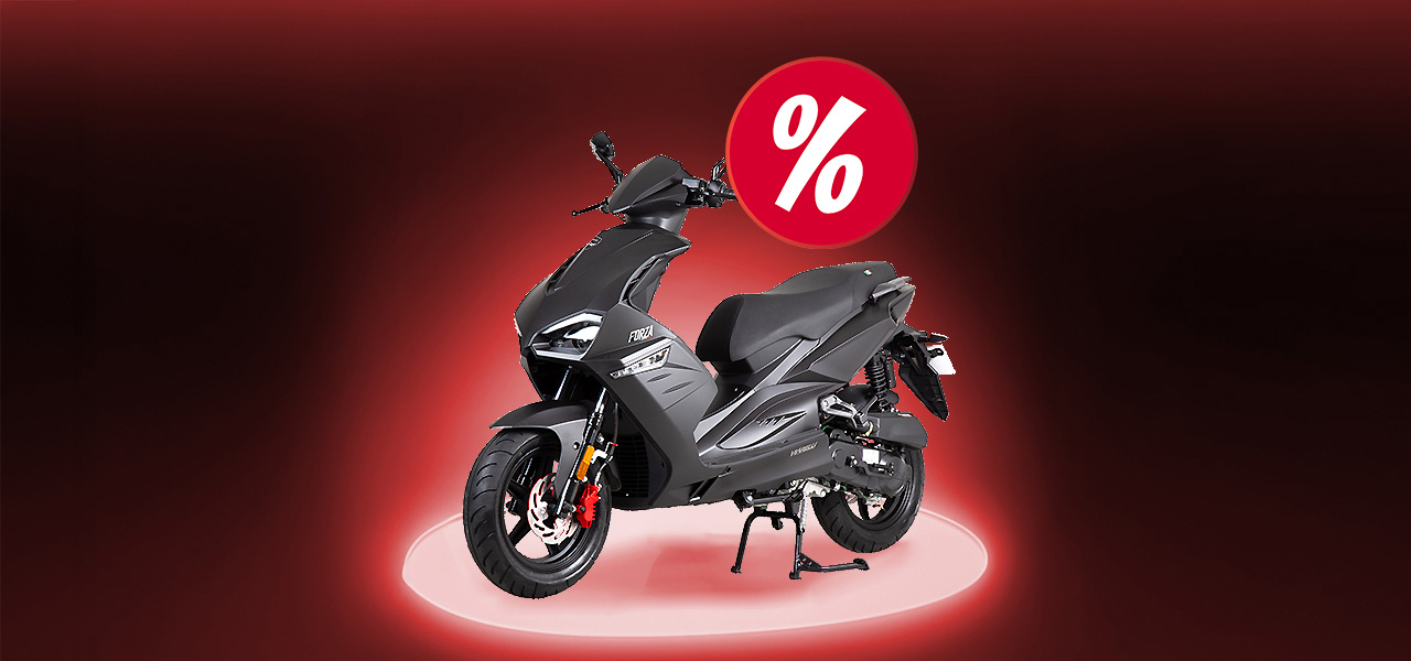 Vit elcykel bland bj&ouml;rkar